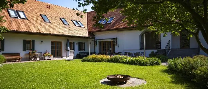 Innenhof beim Kürbishof Gartner: Gäste schätzen bei Urlaub am Bauernhof Ruhe und Natur