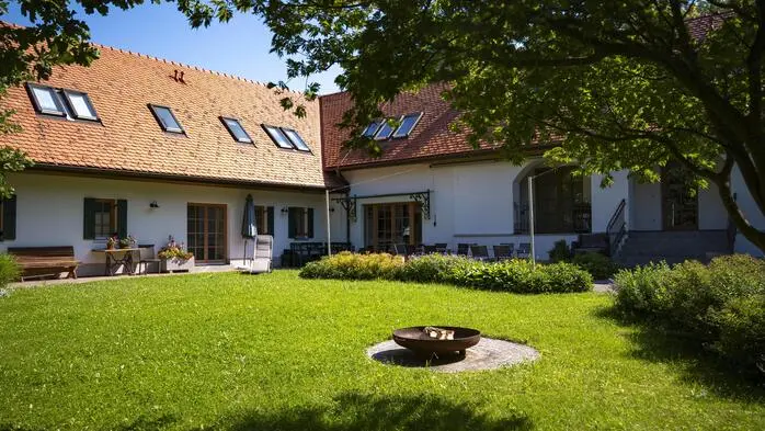 Innenhof beim Kürbishof Gartner: Gäste schätzen bei Urlaub am Bauernhof Ruhe und Natur