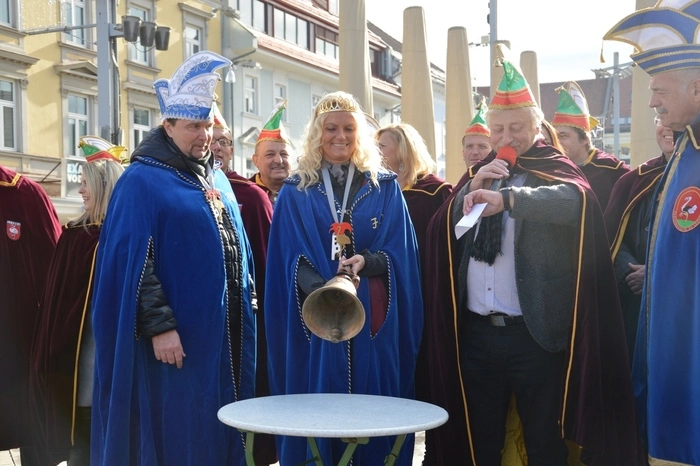Die Zeit musste genau im Blick behalten werden: Um Punkt 11.11 Uhr läutete das Prinzenpaar der vergangenen Saison, begleitet mit einem lautstarken "He Du!", den Fasching ein.