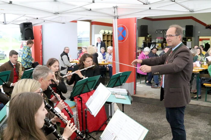 Anlässlich seines 50. Wiegenfestes übernahm Bürgermeister Harald Jannach für ein Musikstück den Taktstock. 