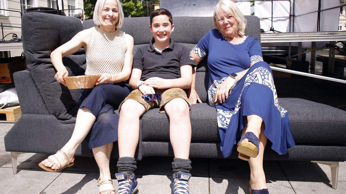 &quot;Christina lebt&quot;-Geschäftsführerin Michael Kaufmann und die ehemalige Geschäftsführerin Helene Lexer mit Couch-Gewinner Georg Berger 