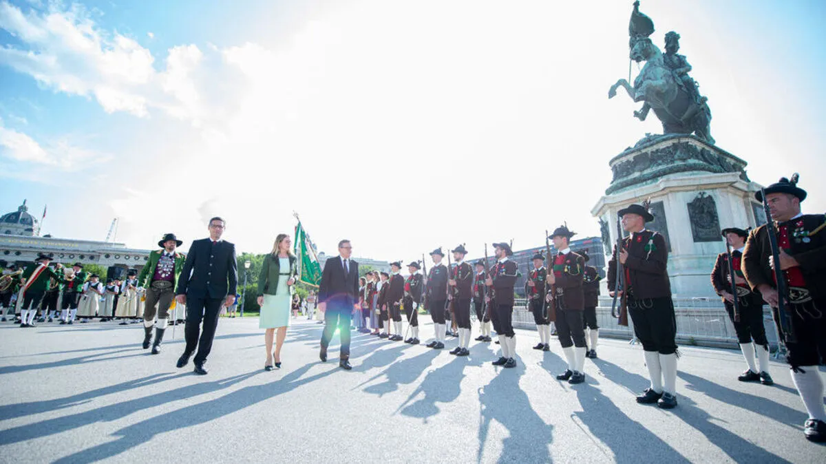 Landesüblicher Empfang am Wiener Heldenplatz mit der Schützenkompanie Schönwies und der Musikkapelle Schönwies; Von rechts: Günther Platter, Margarete Schramböck und Peter Raggl beim Abschreiten der Front. Links dahinter Thomas Saurer, Landeskommandant der Tiroler Schützen;