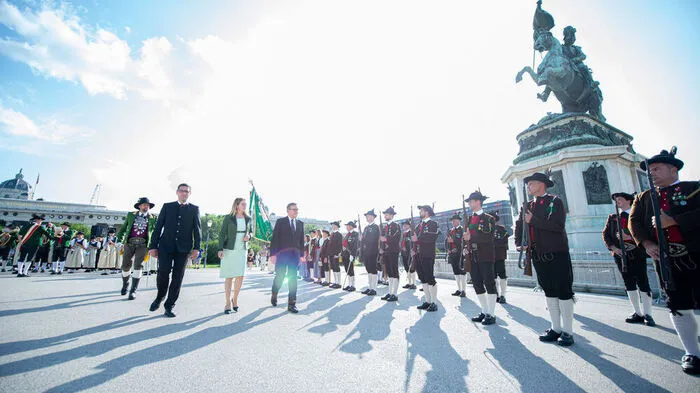 Landesüblicher Empfang am Wiener Heldenplatz mit der Schützenkompanie Schönwies und der Musikkapelle Schönwies; Von rechts: Günther Platter, Margarete Schramböck und Peter Raggl beim Abschreiten der Front. Links dahinter Thomas Saurer, Landeskommandant der Tiroler Schützen;