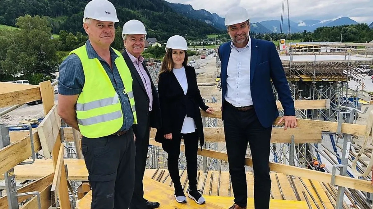 Landesrat Lang inspiziert die Baustelle in Trautenfels auf der etwa zehn Meter hohen Brücke
