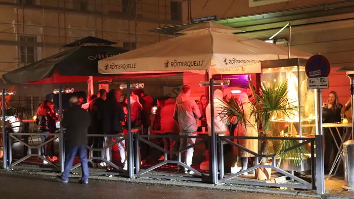 Beim Monte Lupo am hohen Platz genossen die Gäste vor dem Lokal die angebotenen Heißgetränke, während drinnen Wolfi &amp; his guitar für Livemusik sorgte.