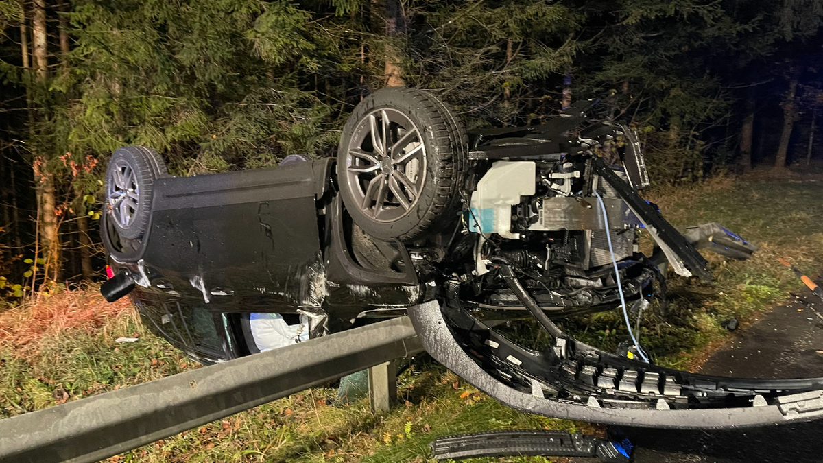 Eines der beiden Autos überschlug sich und kam auf dem Dach zu liegen