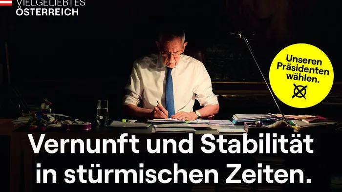 Unter dem Slogan "Vielgeliebtes Österreich" werden in den nächsten Wochen vier Plakate von Alexander van der Bellen in ganz Österreich hängen. Sie sollen sein "Amtsverständnis abbilden", heißt es aus seinem Team und zeigen ihn am Schreibtisch, unter Leuten und in den Bergen. Damit knüpft er an seine Heimat-Erzählung vom letzten Wahlkampf 2016 an. 