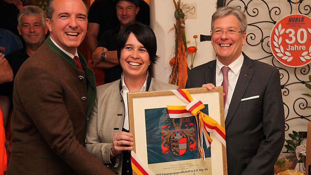 Landesrat Gernot Darmann (links) und Landeshauptmann Kaiser konnten Christiane Huber die Auszeichnung überreichen 