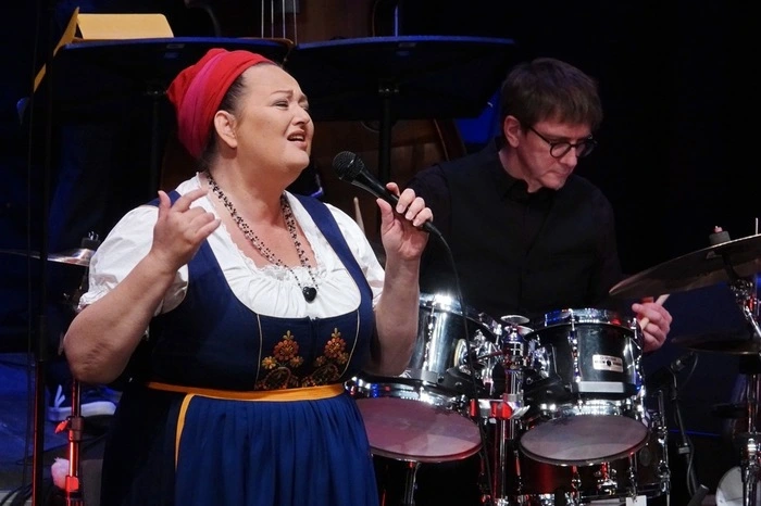 Im Salzburger Dirndl kam die stimmgewaltige Allrounderin Tini Kainrath und interpretierte Wiener Lieder, Guldas Golowin-Lieder bis hin zur urwienerischen Kunst des Dudelns.