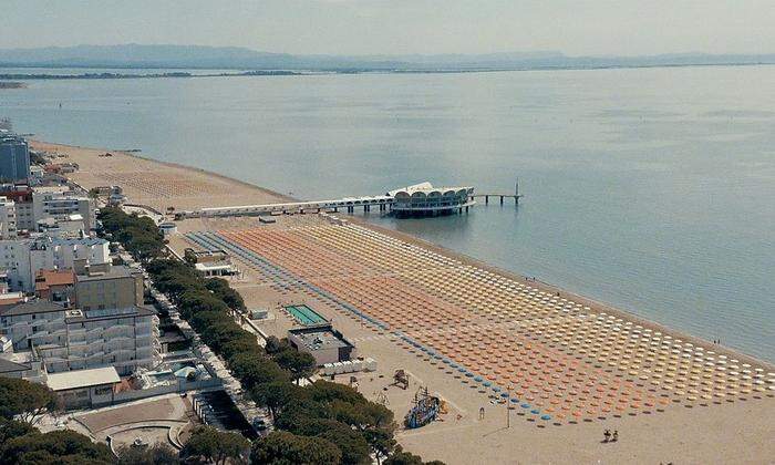 : Lignano hat die diesjährige Badesaison eingeläutet und in einem symbolischen Eröffnungsakt seine 16.850 Sonnenschirme aufgespannt. Damit sind die 39 Strandbäder des Seebades für Gäste eröffnet. 