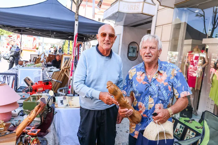 Am Flohmarkt wechseln seltene Gegenstände den Besitzer.