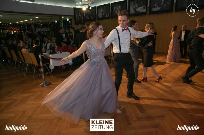 Eröffnet wurde der Ball gleich mit drei Polonaisen und einer musikalischen Darbietung eines James Bond-Filmsongs.