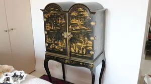 Eines der Highlights der Auktion: ein Chinoiserie Kabinettschrank, Rufpreis 1000 Euro
