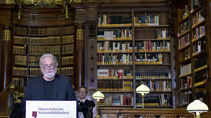 Gerhard Roth im Augustiner Lesesaal der Nationalbibliothek 