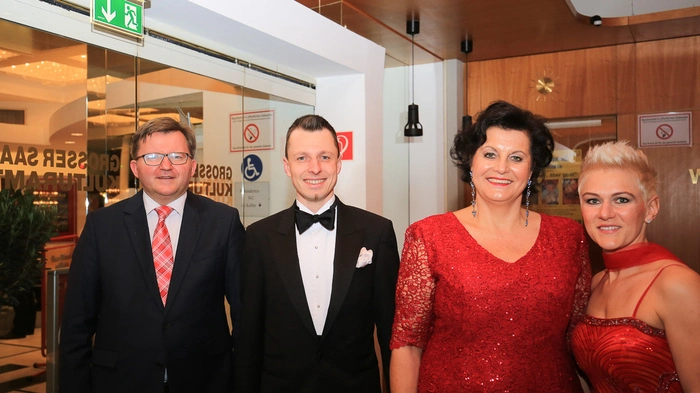 Brigitte Wrezounik, Vorsitzende des Pfarrgemeinderats, und Pfarrer Rudolf Rappel begrüßten die Besucher. Für die musikalische Unterhaltung sorgte „Martini Rosso“.