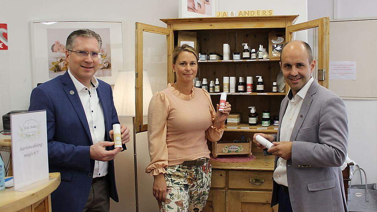 Bürgermeister Martin Kulmer mit Katja Edlinger und Martin Figge (von links) in der &quot;Ja & Anders Kosmetikmanufaktur&quot; 