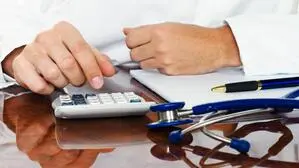  Arzt mit Taschenrechner