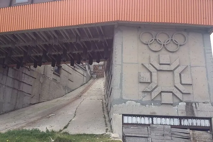 Am Gipfel findet sich der künstlich verlängerte Start des olympischen Abfahrtsrennens 1984. Die Strecke hätte andernfalls die erforderliche Länge nicht erreicht.