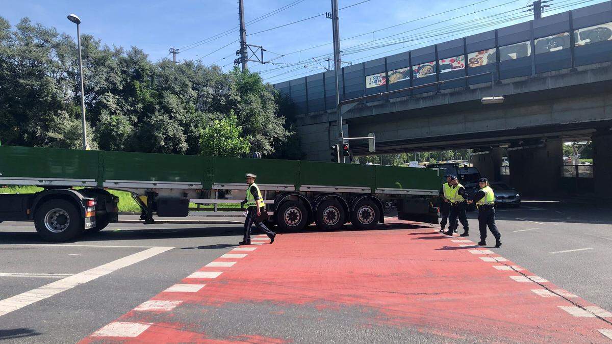 Ein Unfall mit einem Lkw ist Dienstagvormittag bei der Unterführung Don Bosco passiert. Eine Radlerin fuhr am Radweg über die Kreuzung - und wurde von einem abbiegenden Sattelschlepper übersehen