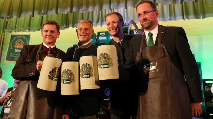 Sie durften die ersten Schlucke des Bockbiers verkosten (v.l.): Bürgermeister Kurt Wallner, Gösser Verkaufsdirektor Ronald Zentner, der neue Vorstandsvorsitzende der Brau Union Österreich Magne Setnes und der neue Standortleiter der Gösser Brauerei Markus Baumann.