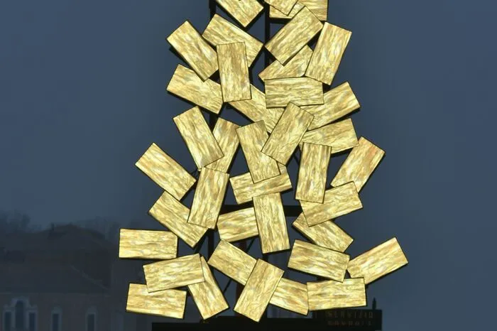 "Der beleuchtete Christbaum erinnert an einer Serie aufgestapelter Goldbarren, das hat nichts mit Weihnachten zu tun", kritisierte Marco Gasparinetti, Stadtratsmitglied aus den Reihen der Opposition.