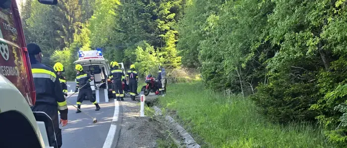 Gleich zu zwei Motorradunfällen war es am Wochenende im Bezirk Weiz gekommen, hier der Unfall in Miesenbach