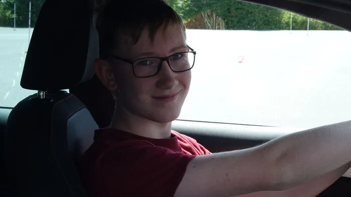 Dominik Übleis aus Birkfeld ist 15 Jahre alt und macht bei der Fahrschule Korossy in Weiz den L17-Führerschein.