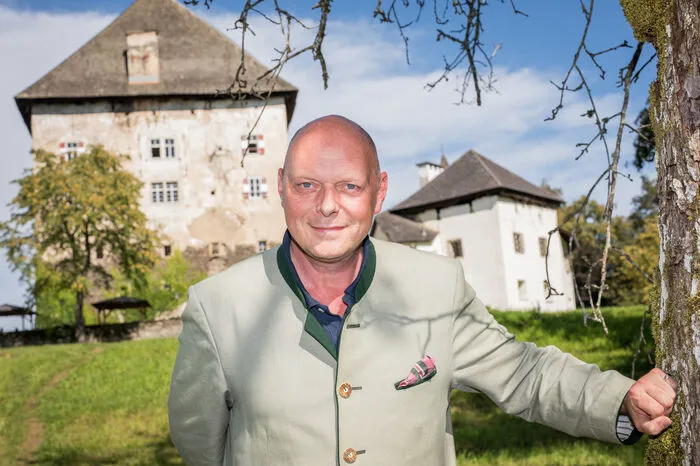 Schlossführer Ernst Bauer im Garten