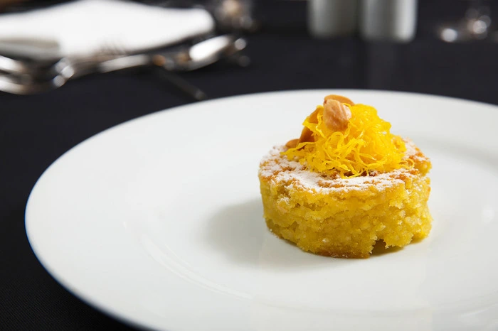 „Himmelsspeck“ – so etwa lässt sich eines der beliebtesten portugiesischen Kuchendesserts übersetzen. Der „Toucinho de Ceu“ stammt aus der Küche des Odivelas-Klosters und wurde einst mit Schweineschmalz gebacken, was ihm den besonderen Namen einbrachte. Göttlich im Geschmack, aber sündhaft kalorienreich: Der Kuchen enthält enorm viel Eigelb, gemahlene Mandeln und Zucker. Manchmal werden noch Feigenblattkürbis oder Gewürze hinzugefügt. Die Kaffeepause lässt sich am besten in einem der  raditionsreichen Lissabonner cafés, confeitarias und pastelarias (Konditoreien) verbringen, wo auch heute noch prächtige Holzvertäfelungen, Kristalllüster und aufwändig bemalte Fliesen des Jugendstils zu finden sind. Himmelsspeck-Genießer müssen nach einem Stück inklusive 316 Kalorien 90 Minuten durch Lissabon schlendern. Abwechslung für das Auge verspricht dabei das farbenprächtige und bergige Straßenlabyrinth des Alfama-Viertels.