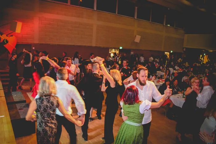 Nicht zuletzt bescherte ein Glückshafen mit über 800 Sachpreisen den bestens gelaunten Ballgästen einen gelungenen Abend im ausverkauften Kulturzentrum. Hunderte Ballbesucher aus dem Stiefingtal und darüber hinaus kamen zum Feuerwehrball.