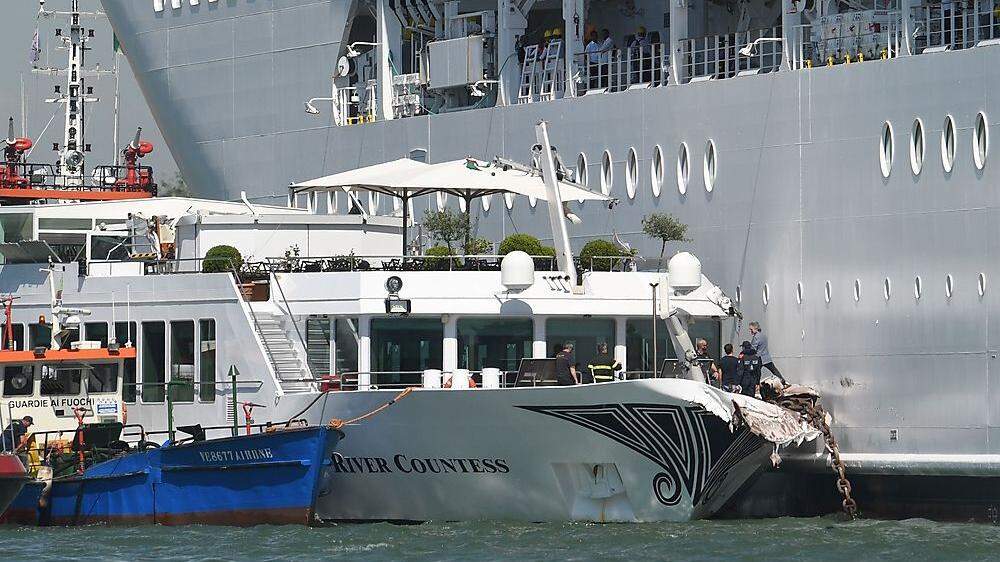 Das Kreuzfahrtschiff MCS Opera kollidierte mit einem Touristenboot
