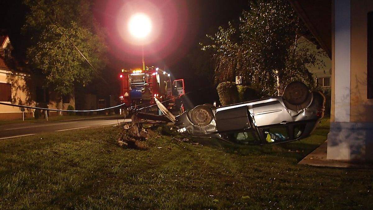 Das Unfallfahrzeug blieb auf dem Dach liegen.