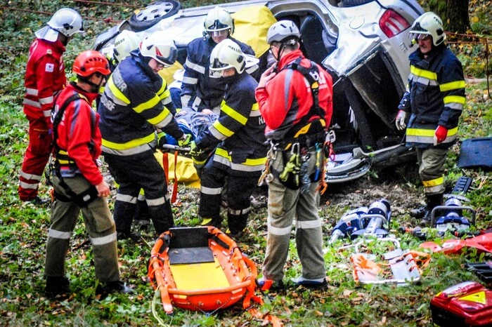 Mithilfe der sogenannten Schroffenbergung wurden die verletzten Personen gerettet.