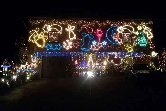 Viele Figuren und Lichter, die das Haus von Familie Jöbstl in der Wölling zieren, sind selbst gemacht
