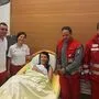 Die glückliche Mama mit Kind und Rettungsteam