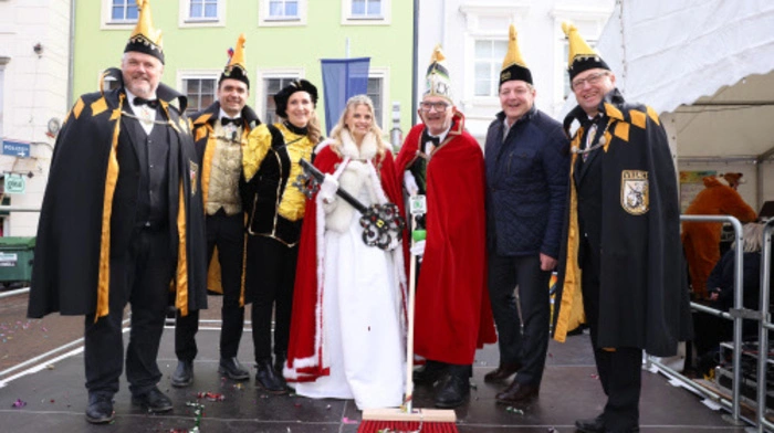 Bürgermeister Günther Albel (SPÖ) überreichte Prinzessin Alexis I., Alexis Majoran in Anwesenheit von Prinz Fideluis LXIII., Heinz Gossmann, den Stadtschlüssel.