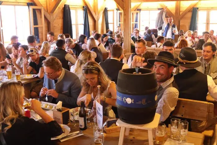 Bei den Speisen wird man als Gast bald fündig. Eine „Hirter Hütt´n Party“ für zwei Personen (48,90 Euro) oder ein Gulasch „Zum Hirter“ (17,90 Euro) sind eine gute Wahl.