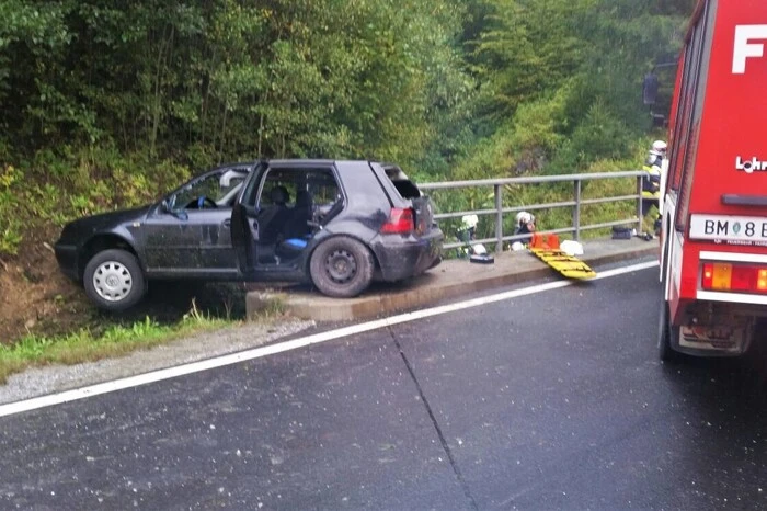 Der zweite schwer Verletze musste ebenso in ein künstliches Koma versetzt werden, er wurde mit dem Verdacht auf ein Wirbelsäulentrauma in das Landeskrankenhaus Bruck/Mur gebracht.  