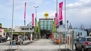 Blick von außen auf ein Einkaufszentrum