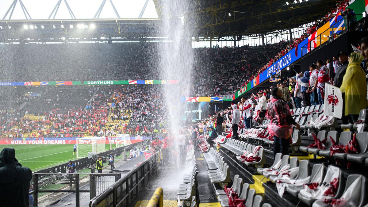 Vor dem Match Türkei gegen Georgien überraschte die Fans in Dortmund ein Wasserfall im Stadion