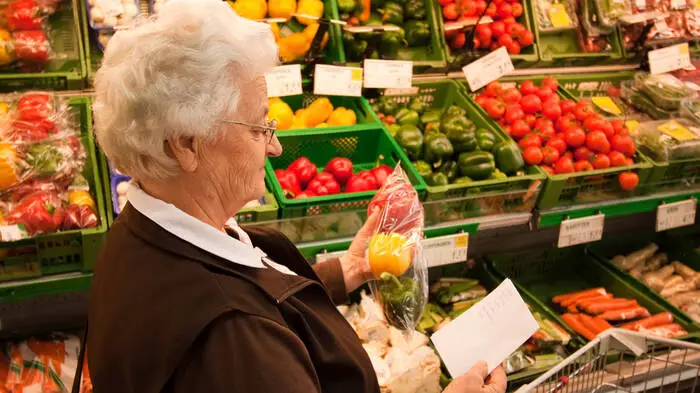 Seniorin beim Einkaufen