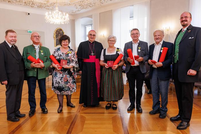 Bei der Verleihung des Ehrenzeichens der Diözese Graz-Seckau: Generalvikar Erich Linhardt, Franz Maderer, Sissi Potzinger, Diözesanbischof Wilhelm Krautwaschl, Hermine Müller, Anton Moik, Willibald Anton Müller, Kanzler Anton Schlatzer (v.l.)