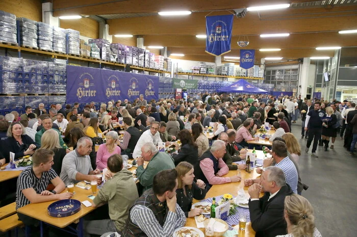 Und am Donnerstag war es wieder soweit. An die 1000 Wirte, Getränkefachhändler und Kaufmänner aus Österreich, Italien, Slowenien, Kroatien und den USA waren in die Verladestraße der Brauerei gepilgert, um bei diesem gesellschaftlichen Großereignis dabei zu sein. 