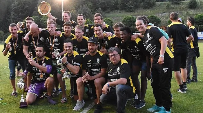 Wen in Fußball-Kärnten von Lendorf gesprochen wird, fallen unter anderem zwei Aussagen: „Die kämpfen bis zum Schluss, geben nie auf.“ Und: „Ich weiß nicht warum, aber im Frühjahr sind die immer extrem stark.“ Christoph Morgenstern lüftet das Geheimnis. Zumindest über das abgelaufene Frühjahr bzw. die Vorbereitung auf dieses. „Wir haben im Winter taktisch einen riesen Schritt nach vorne gemacht. Wir wollten den Gegner früh stören. Wir haben uns mit Kapitän Julian Mataln zusammengesetzt, diese Idee besprochen.“ Die Spieler sprangen sofort auf, setzten die Vorgaben des Trainerteams perfekt um.Die Oberkärntner blieben in den letzten zehn Frühjahrsspielen ungeschlagen, feierten neun Siege und kassierten lediglich vier Gegentore. In Summer spielte Lendorf 15 Mal „zu Null“, musste die wenigsten Niederlagen (fünf) und die wenigsten Gegentore (30) einstecken. Verantwortlich dafür war neben Torhüter Michael Zunder und der routinierten Abwehr vor allem Joseph Rainer. Der 23-Jährige stand nach drei Kreuzbandrissen bereits vor dem Karriereende. „Wir haben Pepe vom Sechser zum Innenverteidiger umfunktioniert. Was er gespielt hat, war einfach überragend“, lobte Morgenstern. Und vorne waren die Lendorfer traditionell stark. Christian Kautz holte sich mit 22 Treffern die Torjägerkrone. Andreas Allmayer (16 Tore) stand dem 27-Jährigen um nicht viel nach.