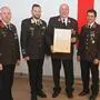 Ehrenhauptbrandmeister Ernst Tomsits (Bildmitte) mit Jürgen Hofer, Bereichsfeuerwehrkommandant Alexander Siegmund, Kommandant Michael Fürstaller und Bürgermeister Mario Abl