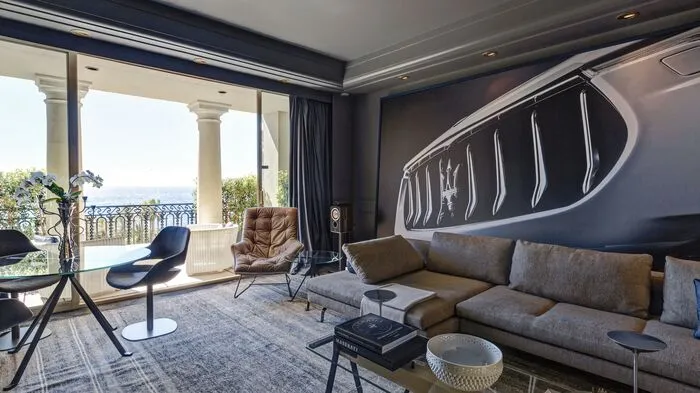 Das Logo mit dem Dreizack prangt derzeit prominent am altehrwürdigen Hôtel de Paris im Fürstentum Monaco.