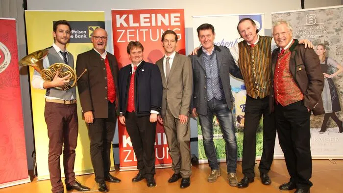 Fest der Stimmen im Educare-Seminarzentrum in TreffenKlaus Glanznig (Bürgermeister Treffen), Franz Josef Isak (Leiter Kärntner Doppelsextett), Gerald Lassnig (Raiffeisenbank Treffen), Seppi Rukavina (Moderator), Erwin Podesser (Leiter Vokalsolisten Kärnten) und Richi Di Bernardo (Projektleiter)