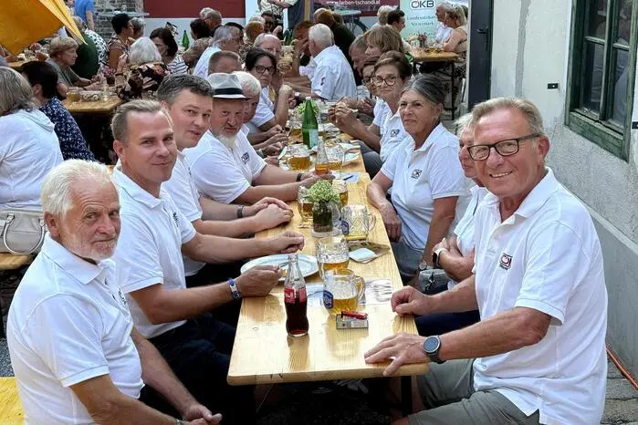 Für die musikalische Unterhaltung beim gemütlichen Fest mit regionaler Kulinarik, Weinkost und Glückshafen ...