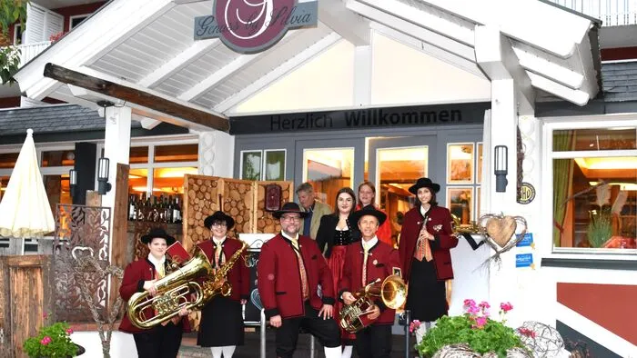 Die Musikkapelle Möchling traf sich vor Veranstaltungsbeginn beim GenussHotel Silvia.