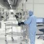 Mitarbeiter der Chip-Produktion im Reinraum des Infineon-Werks in Villach